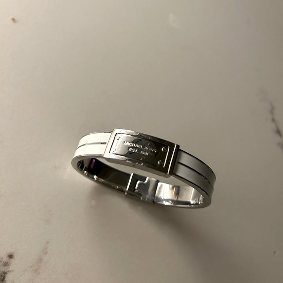 White enamel Michael Kors bracelet - Picture 2 of 5